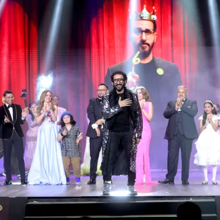 أحمد حلمي يتحدث باللهجة السعودية الجنوبية: " الله يطعنّي عنك".. فيديو