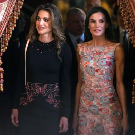 الملكة رانيا والملكة ليتيزيا (Jordan’s Queen Rania and Spain’s Queen Letizia). مصدر الصورة: Paul White / POOL / AFP