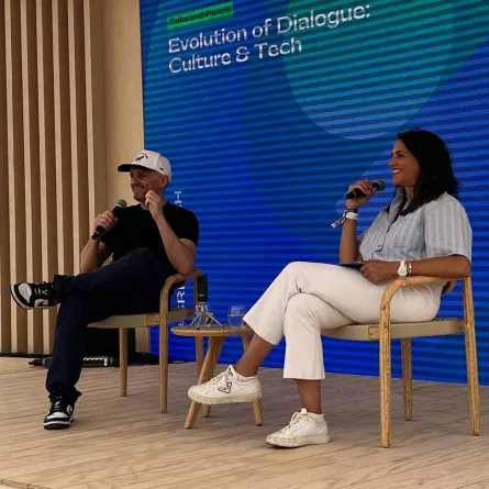 خلال الجلسة الحوارية 