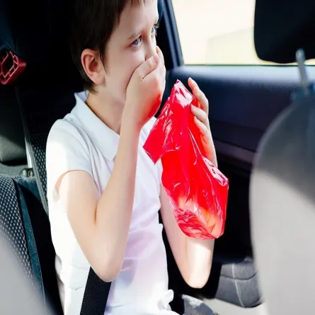 صورة لطفل يتقيأ