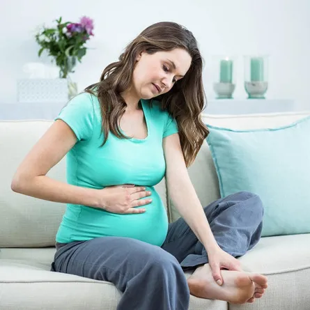 صورة لحامل تشكومن قدميها