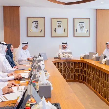 منصور بن محمد يترأّس اجتماع مجلس دبي الرياضي. الصورة من الحساب الرسمي للشيخ منصور على تويتر