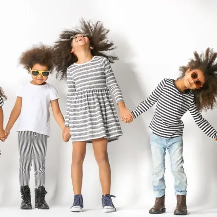 صورة مرحة لأطفال بملابس العيد