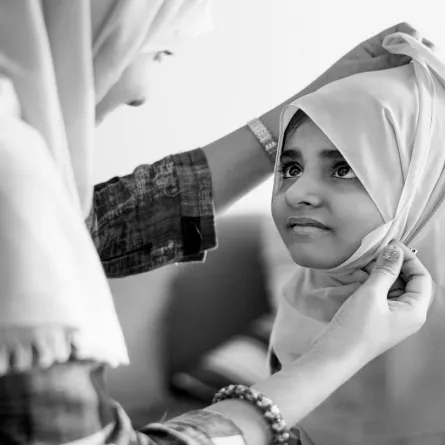 صورة لأم تتحدث مع طفلتها