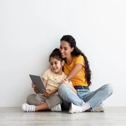 صورة لأم تجلس مع طفلتها