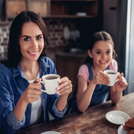 صورة لأم تتناول الشاي مع طفلتها