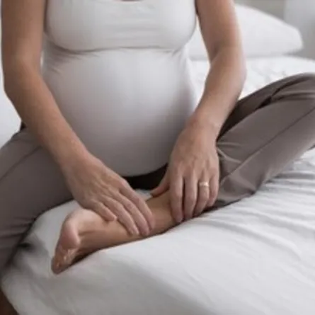 صورة لحامل لديها أعراض مزعجة في القدمين