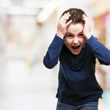 صورة طفل يشد سعره