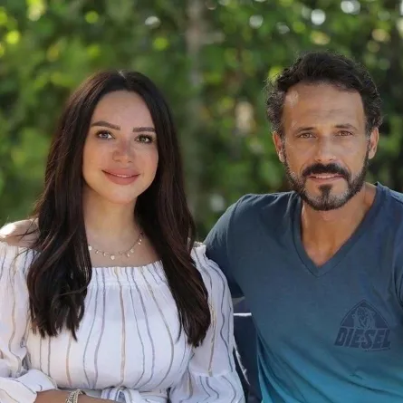 يوسف الشريف وزوجته إنجي علاء - الصورة من صفحته الرسمية على الفيس بوك