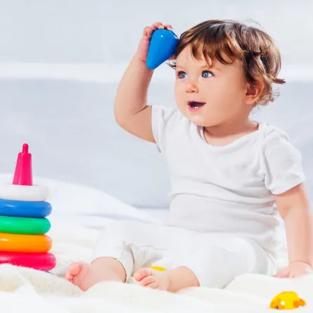 صورة لطفل يجلس مع لعبته