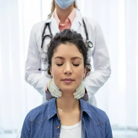 صورة لطبيبة ومريضة تعاني من الغدة