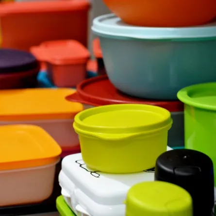 طريقة العناية بالأواني البلاستيك المبقعة 