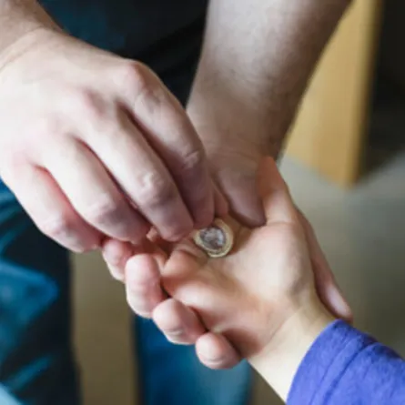 صورة لطفل يحصل على عيدية من الأب