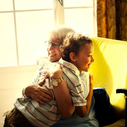 صورة لطفل يرحب بجدته