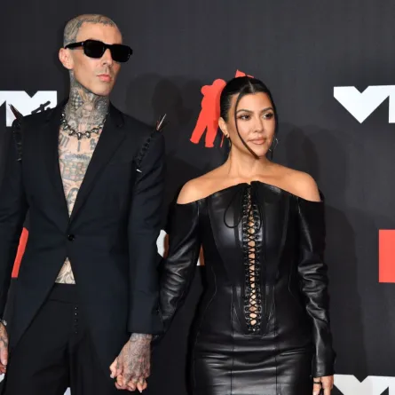 ترافيس باركر وكورتني كاردشيان «Travis Barker and US personality Kourtney Kardashian» -مصدر الصورة: ANGELA WEISS / AFP