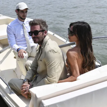 الثنائي دافيد وفكتوريا بيكهام يستقلان قارباً الى قصر فرساي لحضور عرض جاكيموس في باريس، (الصورة من : JULIEN DE ROSA / AFP)