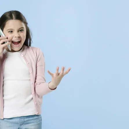 صورة طفلة على الهاتف