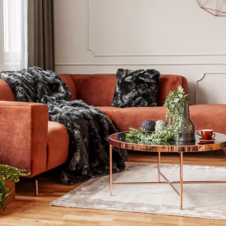 أريكة برتقالية اللون