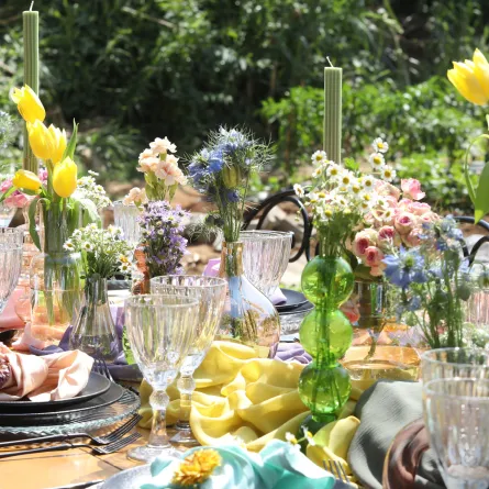 طاولة احتفالية لمسات طبيعية ومنعشة