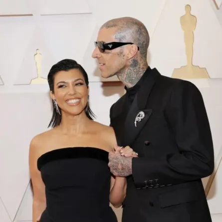 كورتني كارداشيان وترافيس باركر (Kourtney Kardashian and Travis Barker). مصدر الصورة: Mike Coppola/Getty Images/AFP