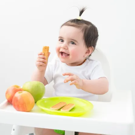 مراحل وطرق تقديم الطعام الصلب للرضيع بعد الشهر السادس - Shutterstock