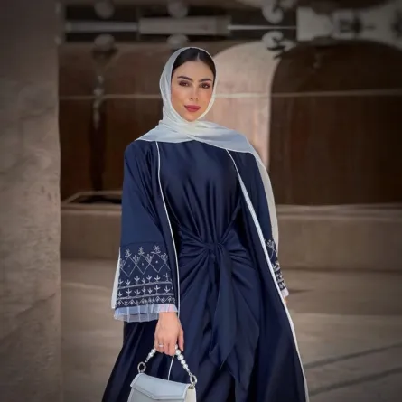  تسنيم أبو سيدو بعباية باللون الأزرق  