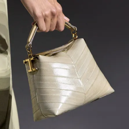 حقيبة يد باللون البيج.. من تود إس Tod's