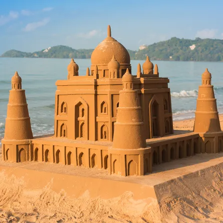 النحت على الرمال فن سريع الزوال أم مجرد شقاوة أطفال؟ ٍShuttersrtock 