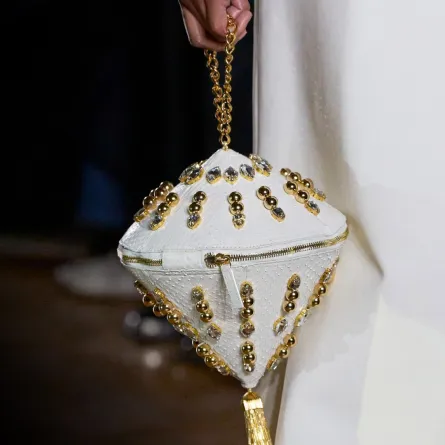 حقيبة بالسلاسل من Maison Sara Chraibi 