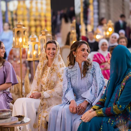 الملكة رانيا والآنسة رجوة آل سيف تتوسطان والدة العروس والأميرة إيمان