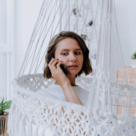 أجهزة "iPhone" تتحدث بصوتك خلال 15 دقيقة من التدريب - الصورة من pexels by cottonbro studio