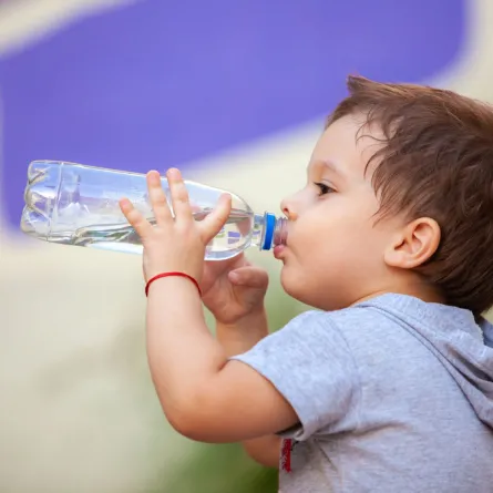 صورة طفل يشرب