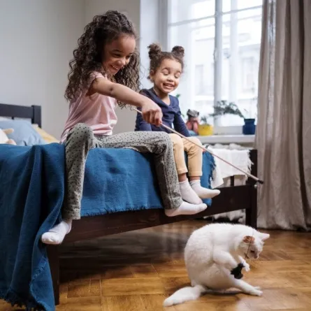 صورة لطفلة بعمر السنتين مع اختها