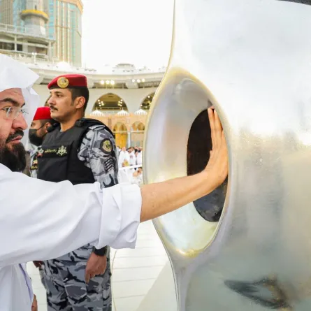السديس يشارك في تطييب الحجر الأسود والكعبة المشرفة - الصورة من حساب رئاسة شؤون الحرمين على إكس "تويتر سابقا"