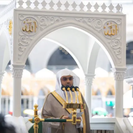 شؤون الحرمين تفتتح خطبة العام الهجري من منبرها الجديد بهوية مستوحاة من الرواق السعودي - الصورة من واس