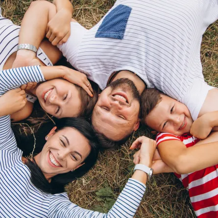 صورة لعائلة سعيدة تربي اطفالها بشكل جيد