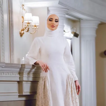 دلال الدوب بفستان سهرة باللون الأبيض