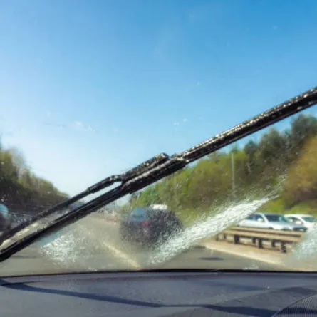 أفضل طريقة لتنظيف مساحات زجاج السيارة 