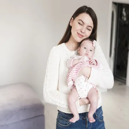 صورة لامرأة تحمل طفلها الرضيع