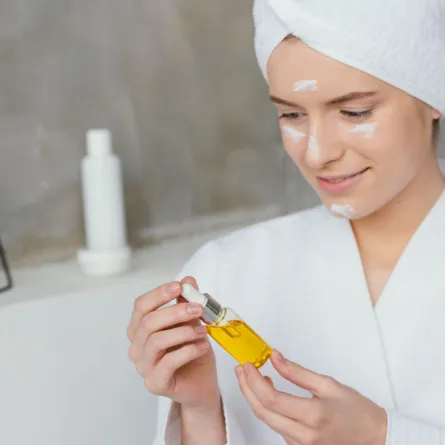 العناية بالبشرة بزيت الخس - الصورة من Freepik 