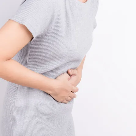 صورة لامرأة تشعر بألم في معدتها