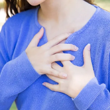 صورة لامرأة تضع يديها علي قلبها