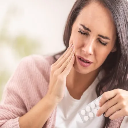 صورة لامرأة تشعر بألم في الأسنان