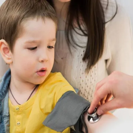صورة لطفل يقيس الضغط