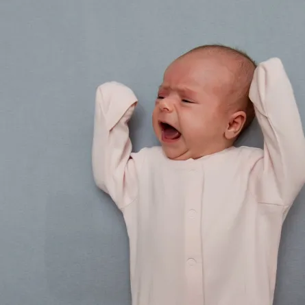 صورة لطفل رضيع يبكي