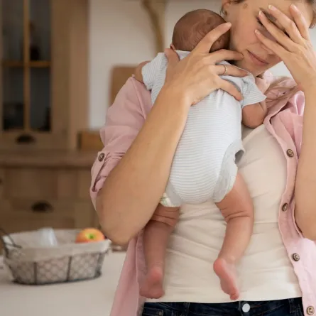 صورة لأم تشعر بالغثيان