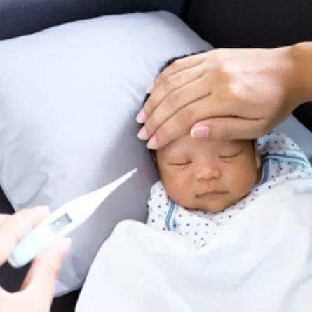 صورة لأم تراقب المولود