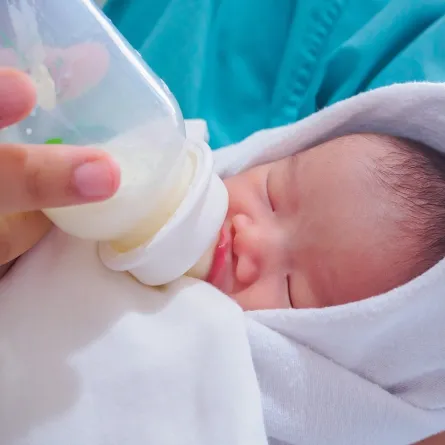 صورة لطفل رضيع يتناول الحليب