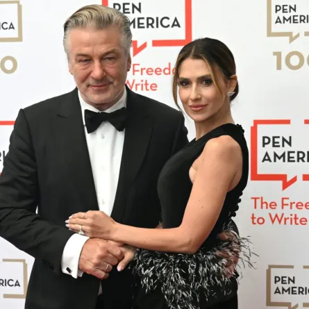 أليك وهلاريا بالدوين (Alec Baldwin and his wife Hilaria Baldwin). مصدر الصورة: TIMOTHY A. CLARY / AFP