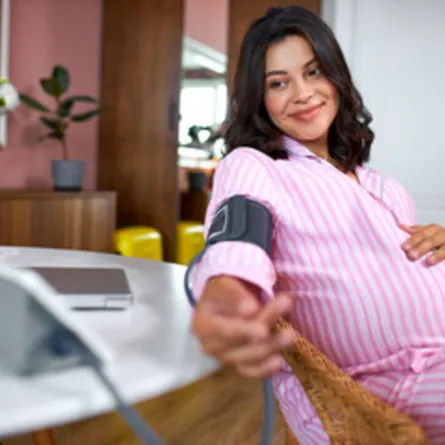 صورة لحامل تحصل على قراءة معتدلة لضغطها